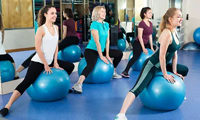 Un ballon de gym ou Swiss ballon